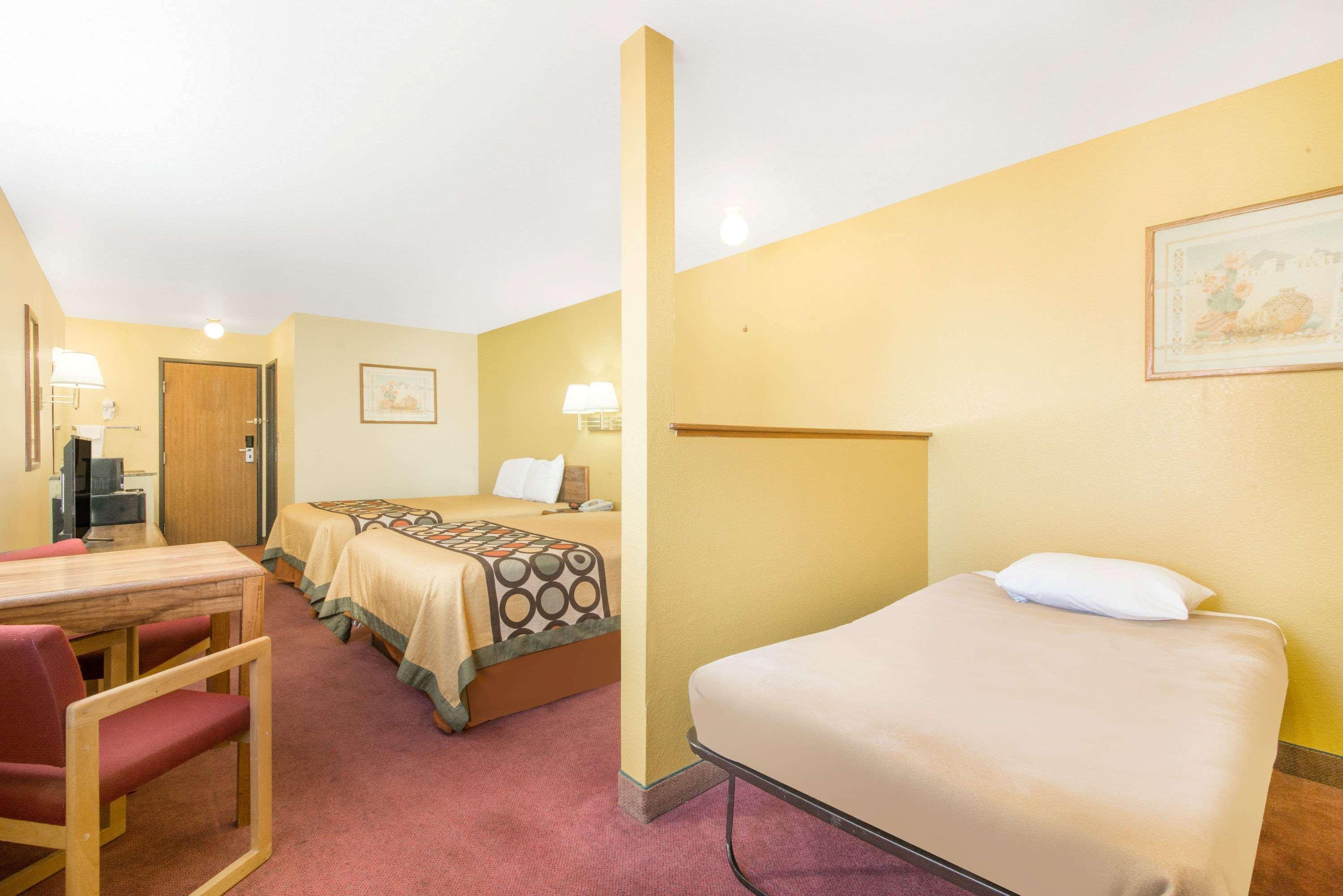 Super 8 By Wyndham Moriarty Motel Eksteriør billede